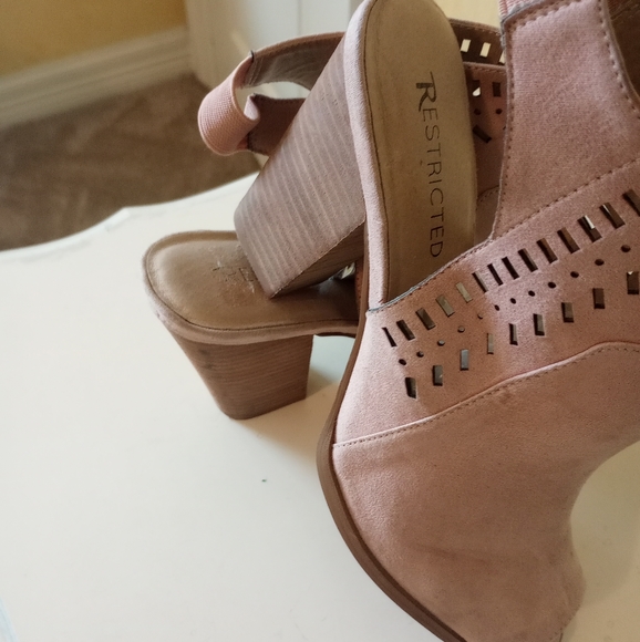 Restricted Pink Wedge - Picture 2 of 5